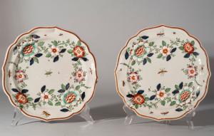 Manifattura di Pasquale Rubati, (Milano, 1760-1780), Coppia di piatti  Maiolica con decoro “alla Borbottina”